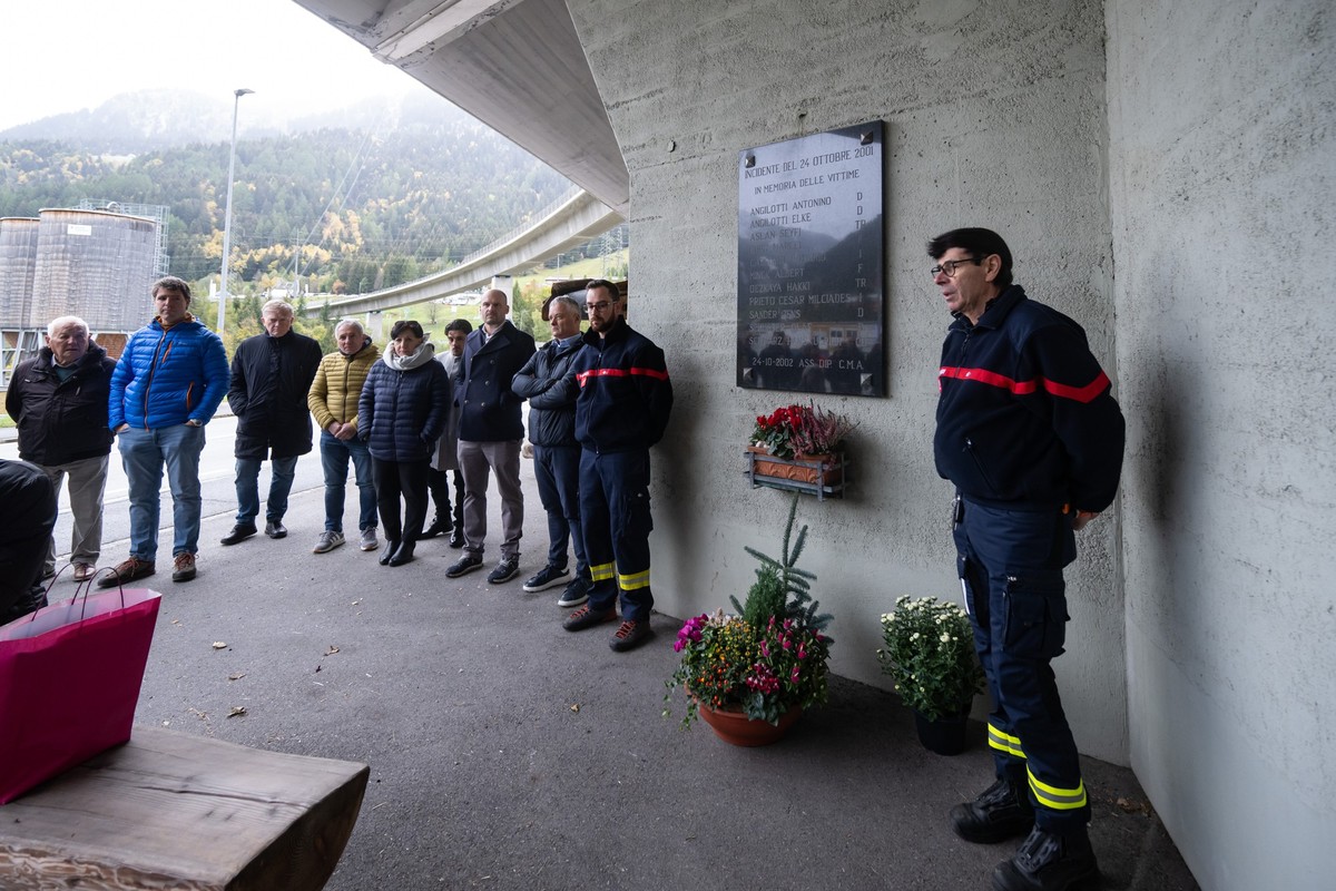 KEYPIX - A moment during the commemoration of the tragic accident in the Gotthard road tunnel, marking its 25th anniversary, in Airolo, Switzerland, on Friday, October 24, 2026. (KEYSTONE/Ti-Press/Pab ...