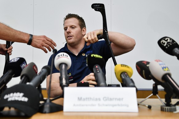 Schwingerkoenig Matthias Glarner aeussert sich an einer Medienkonferenz zum Unfallhergang, am Donnerstag, 6. Juli 2017, in Bern. Glarner fiel am 27. Juni 2017 bei einem Fotoshooting auf dem Hasliberg  ...