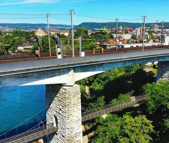 Eisenbahnbrücke Brugg Aarehängesteg Fussgängerbrücke Hängebrücke Rauszeit
