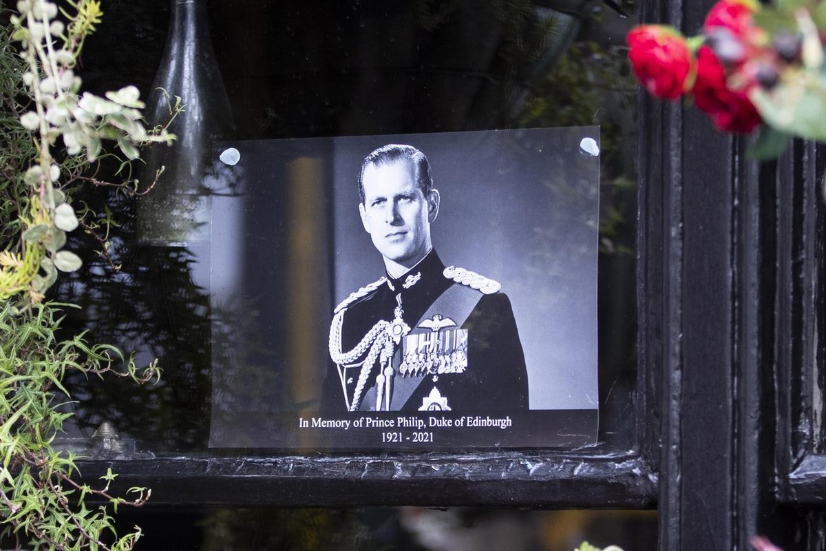 epa09130691 A remembrance note is placed in the window of 'The Two Brewers' pub outside Windsor Castle following the passing of Britain's Prince Philip, in Windsor, Britain, 12 April 20 ...