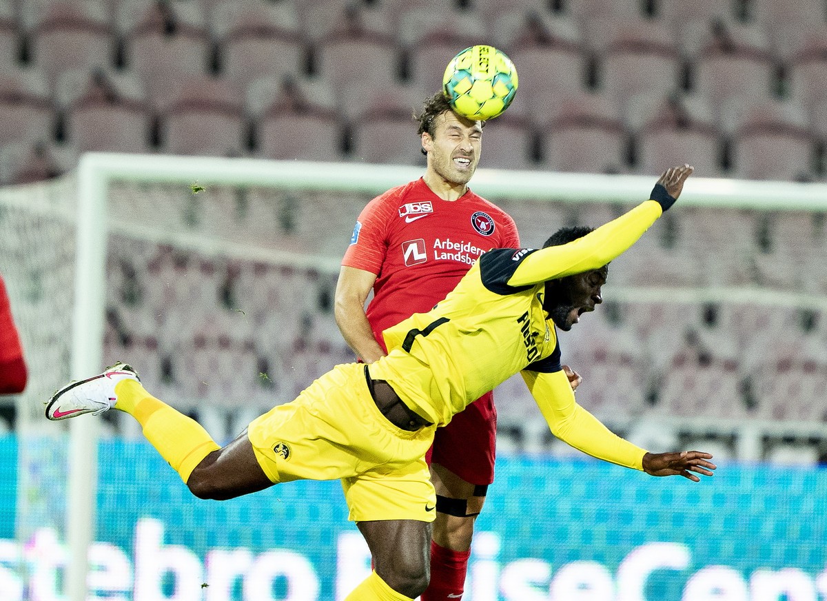 epa08674270 FC Midtjylland's Erik Sviatchenko heads the ball behind and BSC Young Boys' Jean-Pierre Nsame during the UEFA Champions League qualifying match between FC Midtjylland and BSC You ...