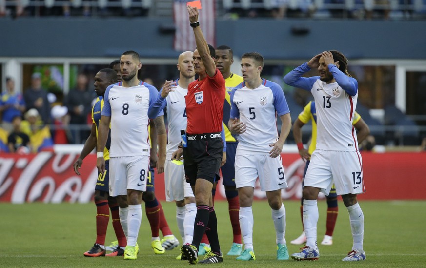 Jermaine Jones bei den Amerikanern und&nbsp;Antonio Valencia bei Ecuador sehen in der 52. Minute die Rote Karte.