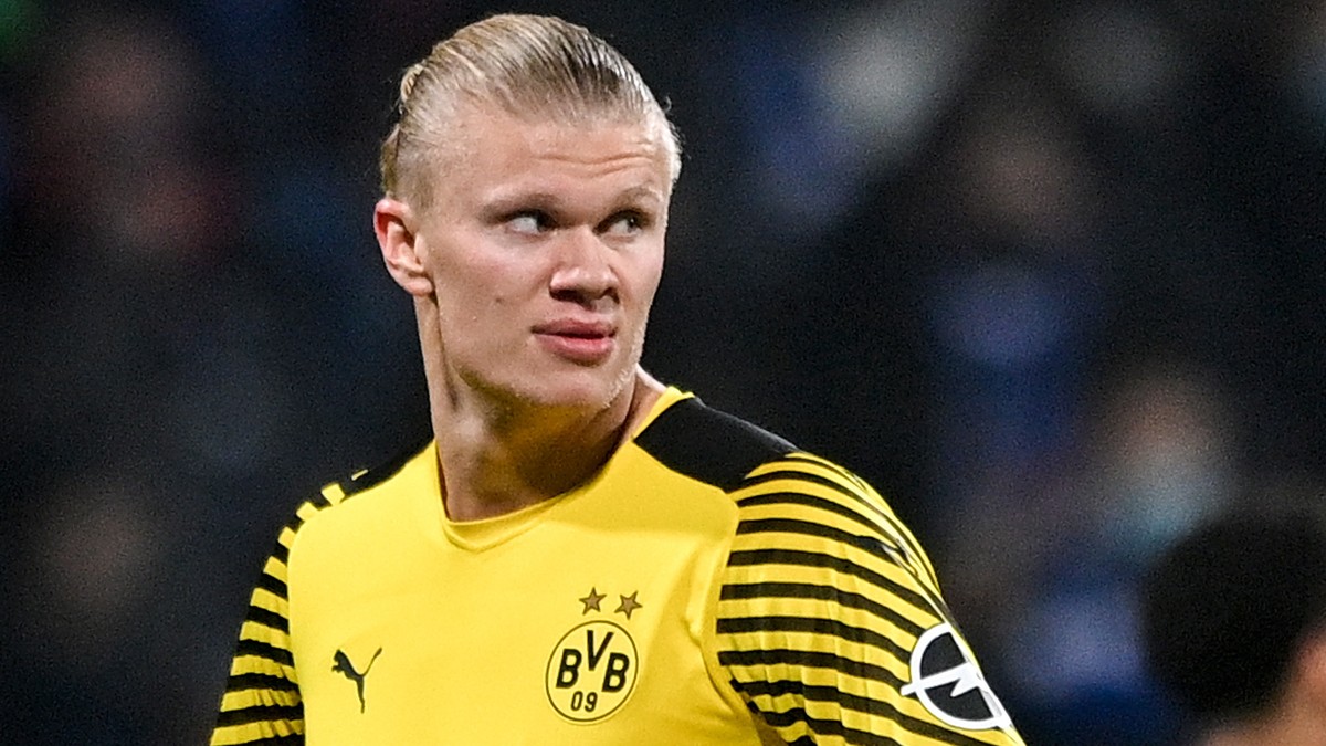 epa09636675 Dortmund's Erling Haaland reacts during the German Bundesliga soccer match between VfL Bochum and Borussia Dortmund at Ruhrstadion in Bochum, Germany, 11 December 2021. EPA/SASCHA STE ...