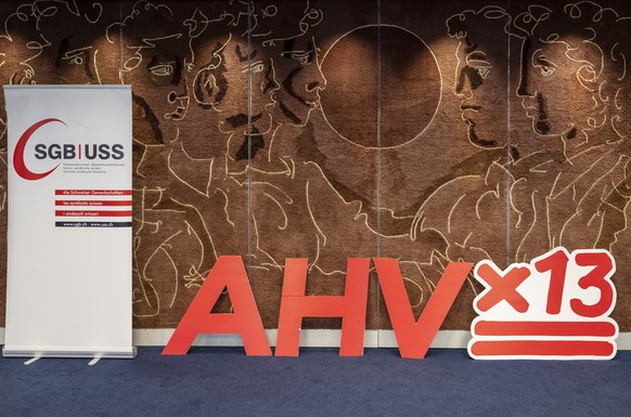 Ja Parole der Gewerkschaft stehen an einer Wand im Vorfeld des Abstimmungsergebnisses zur 13. AHV Rente Initiative, am Sonntag, 3. Maerz 2024, in Bern. (KEYSTONE/Peter Schneider).