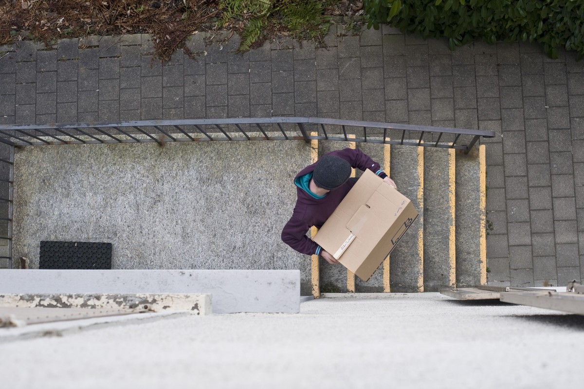 A man carries a cardboard box out of a house during a house moving in Zurich, Switzerland, pictured on January 31, 2009.(KEYSTONE/Urs Jaudas)

Ein Mann traegt am 31. Januar 2009 in Zuerich waehrend ei ...
