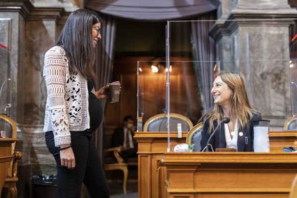 Celine Vara, GP-NE, links, diskutiert vor Sitzungsbeginn mit Adele Thorens Goumaz, GP-VD, an der Herbstsession der Eidgenoessischen Raete, am Donnerstag, 10. September 2020 im Staenderat in Bern. Aufg ...