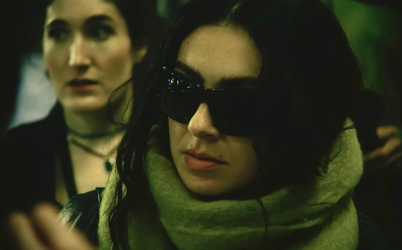 Szene aus »The Moment« mit Charli XCX.