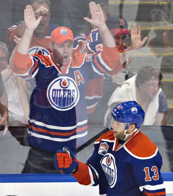 Edmonton Oilers&#039; Kris Versteeg (13) celebrates a goal against the Calgary Flames during the third period of an NHL hockey preseason game Monday, Sept. 26, 2016, in Edmonton, Alberta. (Jason Frans ...