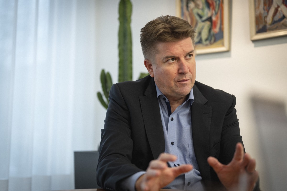 Glarus 13.12.2023 GL - Wir trafen Christof Hartmann bei der Glarner Kantonalbank, wo er als Anlagekundeberater arbeitet.
