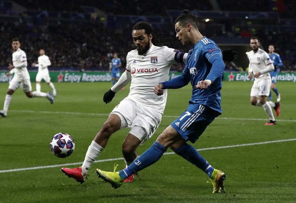 epa08250729 Cristiano Ronaldo (R) of Juventus in action against Jason Denayer (L) of Olympique Lyon during the UEFA Champions League round of 16 first leg soccer match between Olympique Lyon and Juven ...