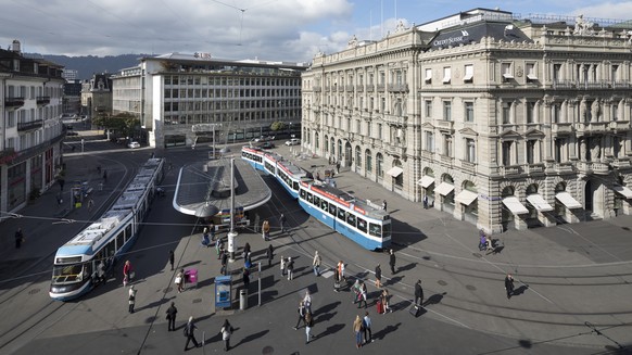 ARCHIVBILD ZUR ERHEBUNG DER VERKEHRSKOSTEN 2015 DURCH DAS BUNDESAMT FUER STATISTIK - Paradeplatz Square with the headquarter of Swiss banks UBS, centre, and Credit Suisse, right, and the tram stop Par ...