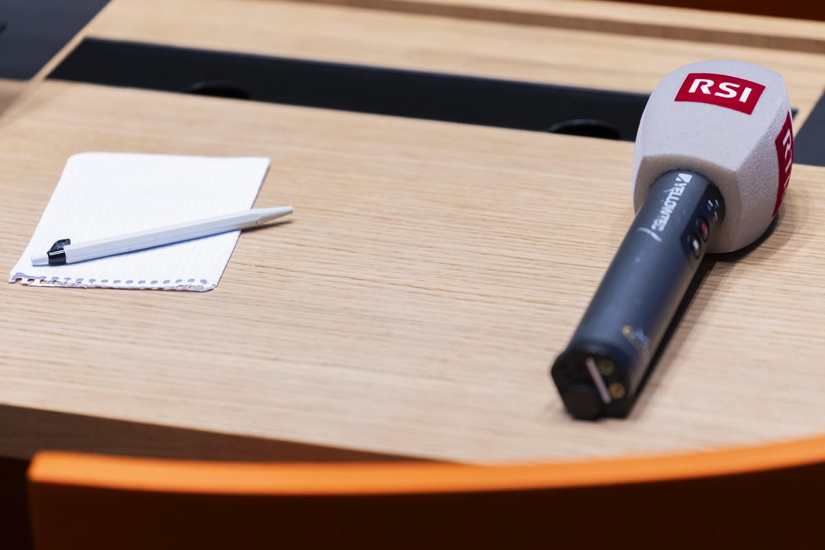 Ein Mikrophon eines RSI-Journalisten liegt auf einem Tisch, waehrend einer Medienkonferenz von Bundesrat Albert Roesti zur Volksinitiative "200 Franken sind genug! (SRG-Initiative)", am Mitt ...