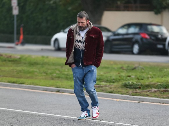 Jennifer Lopez and Ben Affleck out for a drive and picking up Samuel Affleck after school. Featuring: Ben Affleck Where: Los Angeles, California, United States When: 18 Jan 2024 Credit: BauerGriffin/I ...