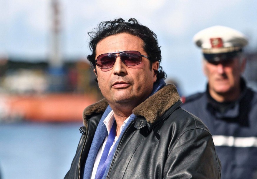 epa04102495 The captain of the &#039;Costa Concordia&#039;, Francesco Schettino (R) is seen in Giglio harbor after returning from the shipwrecked cruise liner of the Costa Criciere Lines at Giglio Isl ...