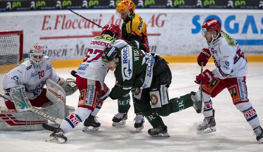 Rapperswils Florian Schmuckli, links, gegen Oltens Silvan Wyss, rechts, im vierten Playoff-Finalspiel der Eishockey Swiss League zwischen dem EHC Olten und den SC Rapperswil-Jona Lakers in der Eishall ...