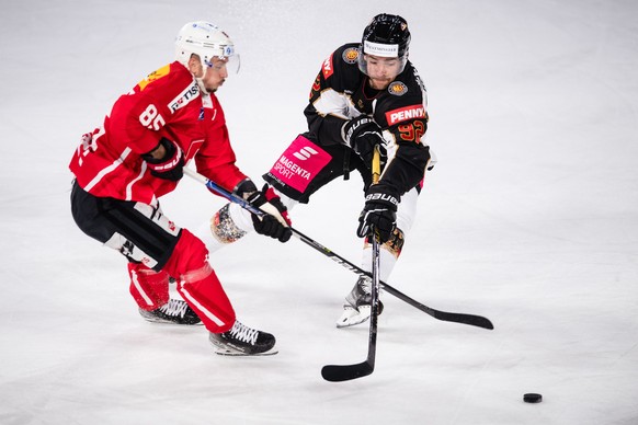 13.11.2021, Nordrhein-Westfalen, Krefeld: Eishockey: Deutschland Cup, Deutschland - Schweiz, Gruppenphase, 2. Spieltag. Der Schweizer Sven Andrighetto (l) und Deutschlands Marcel Noebels k�mpfen um de ...