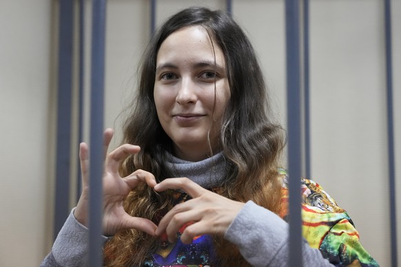 FILE - Sasha Skochilenko, a 33 year-old artist and musician shows a heart behind bars in the court room as she waits for a hearing in the Vasileostrovsky district court in St. Petersburg, Russia, Mond ...