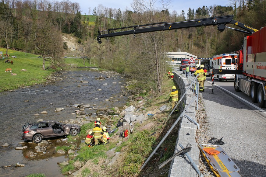 Das Fahrzeug musste von Spezialisten aus dem Fluss geborgen werden.