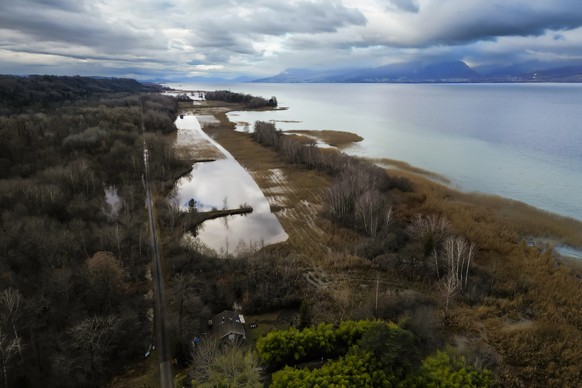 Une vue aerienne de La Grande Caricaie lors de la montee de l&#039;eau du lac de Neuchatel suite aux fortes precipitations des derniers jours le jeudi 14 decembre 2023 a Cudrefin. (KEYSTONE/Jean-Chris ...