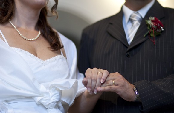 Urs and Viviane I. get married at the Protestant Church in Affeltrangen in the canton of Thurgau, Switzerland, pictured on August 22, 2009. (KEYSTONE/Gaetan Bally)

Urs und Viviane I. lassen sich am 2 ...