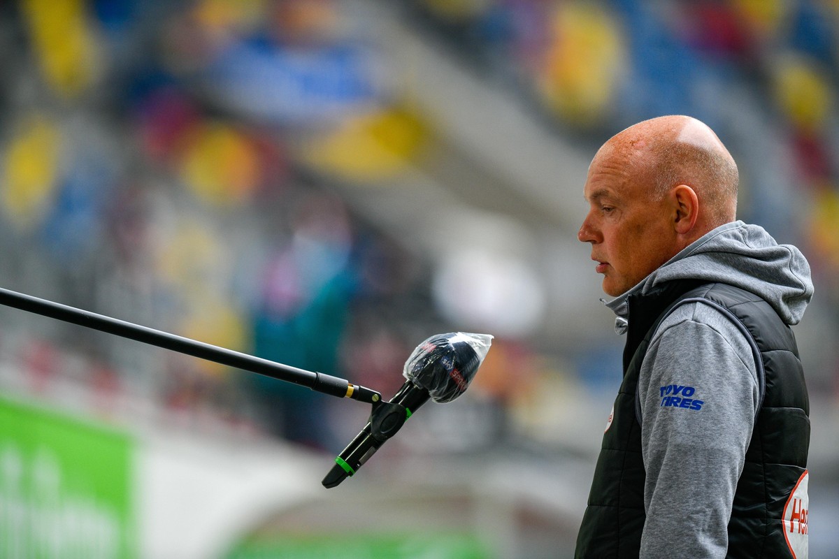 epa08426068 Fortuna Duesseldorf's head coach Uwe Roesler gives an interview prior to the German Bundesliga soccer match between Fortuna Dusseldorf and SC Paderborn in Duesseldorf, Germany, 16 May ...