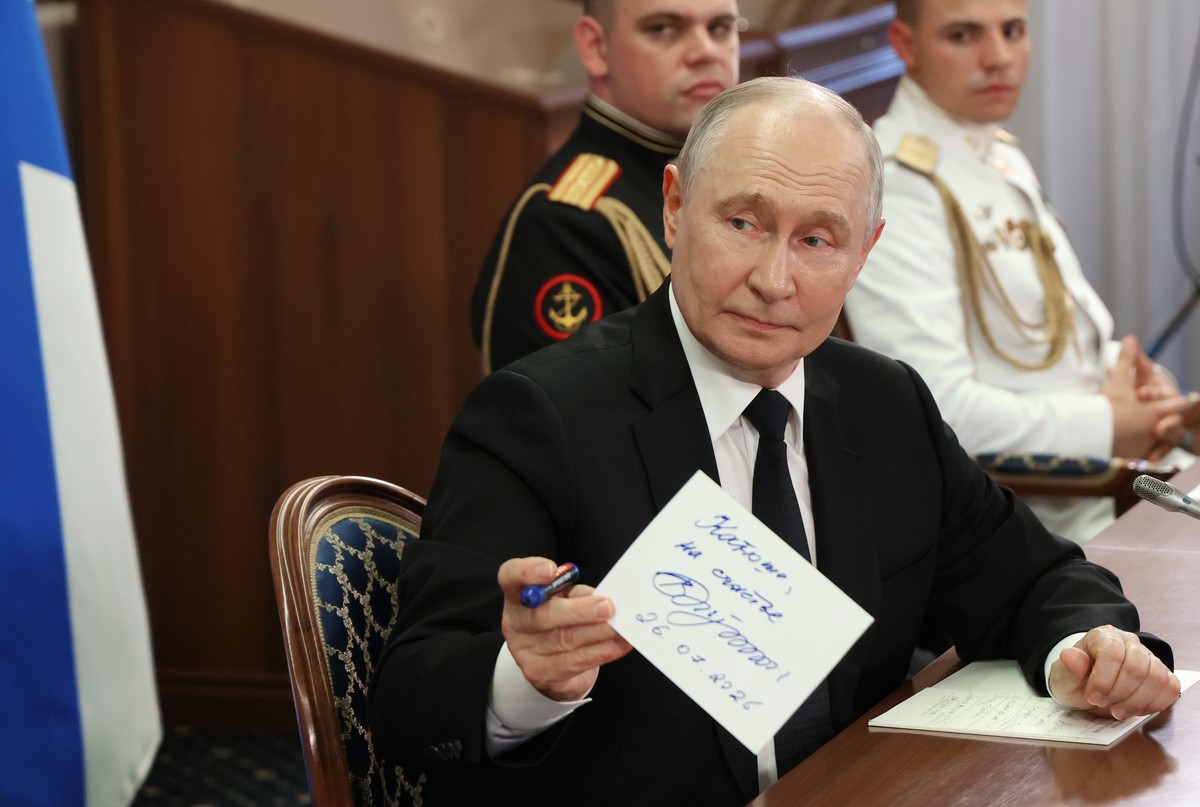epa13134777 Russian President Vladimir Putin hands over a piece of paper with his signature to Igor Shveda, commander of the B-261 Novorossiysk submarine of the Black Sea Fleet, (not pictured) during  ...