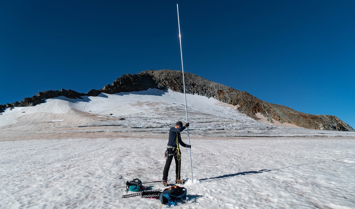 Gletscher Gletscherschmelze Schweiz 2025
Setzen eines Pegels zur Bestimmung der Massenbilanz auf dem oberen Teil des Glatscher da
Medel (GR).
