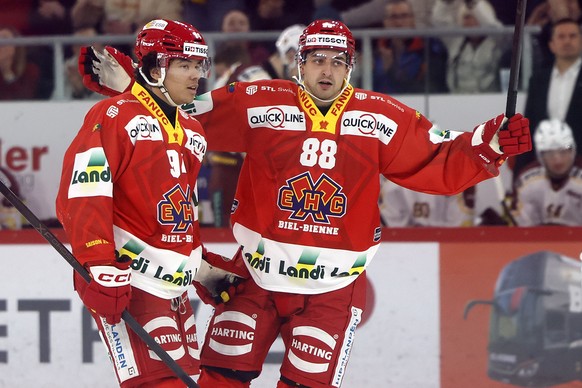 Rodwin Dionicio (EHCB), links, jubelt mit Teamkollege Niko Huuhtanen nach dem Tor zum 1-1 im Eishockey Meisterschaftsspiel der National League zwischen dem EHC Biel und dem Geneve-Servette HC am Samst ...