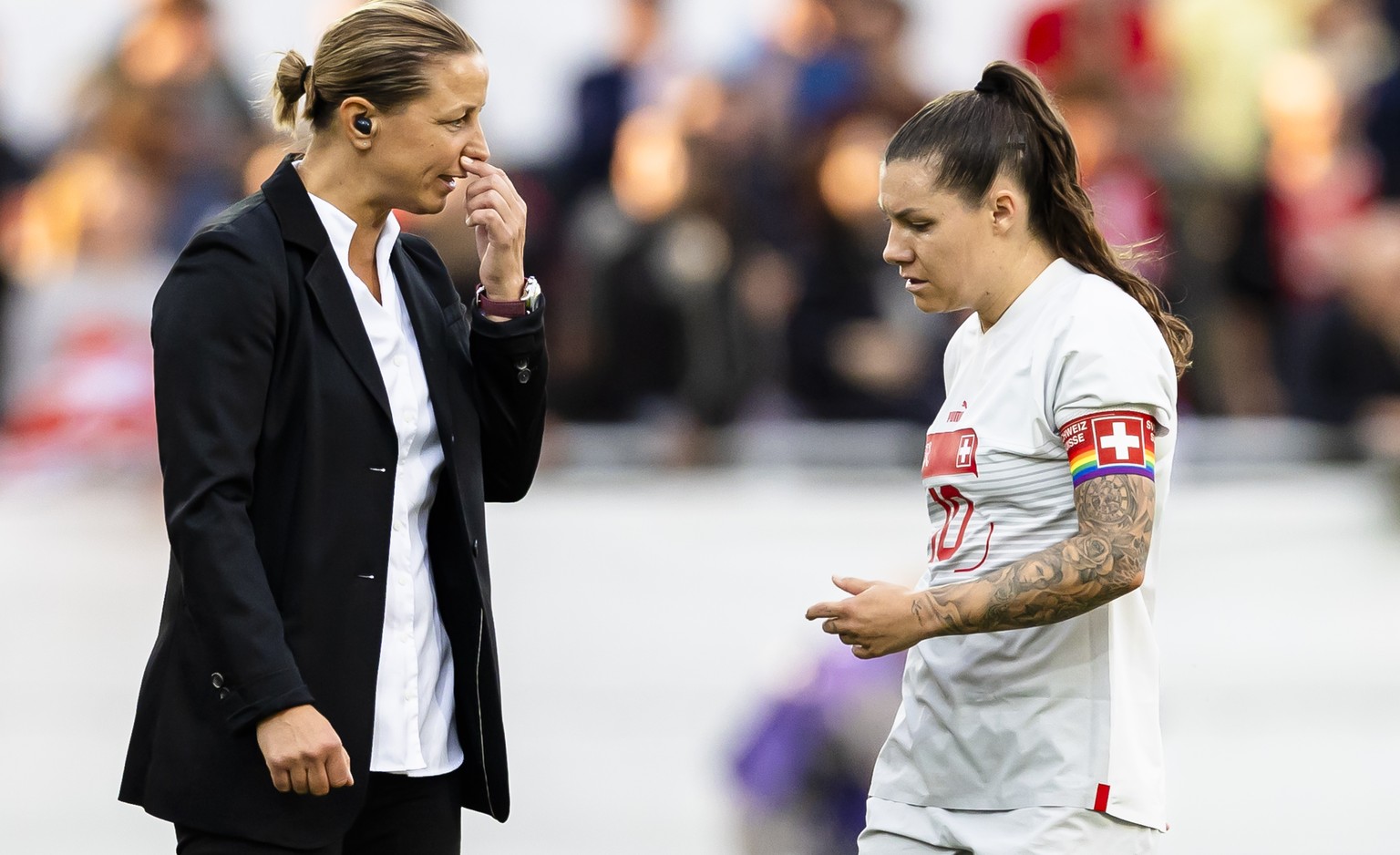 Switzerland&#039;s head coach Inka Grings, left, speaks to Switzerland&#039;s captain Ramona Bachmann during a women&#039;s international friendly soccer match between Switzerland and Morocco at the S ...