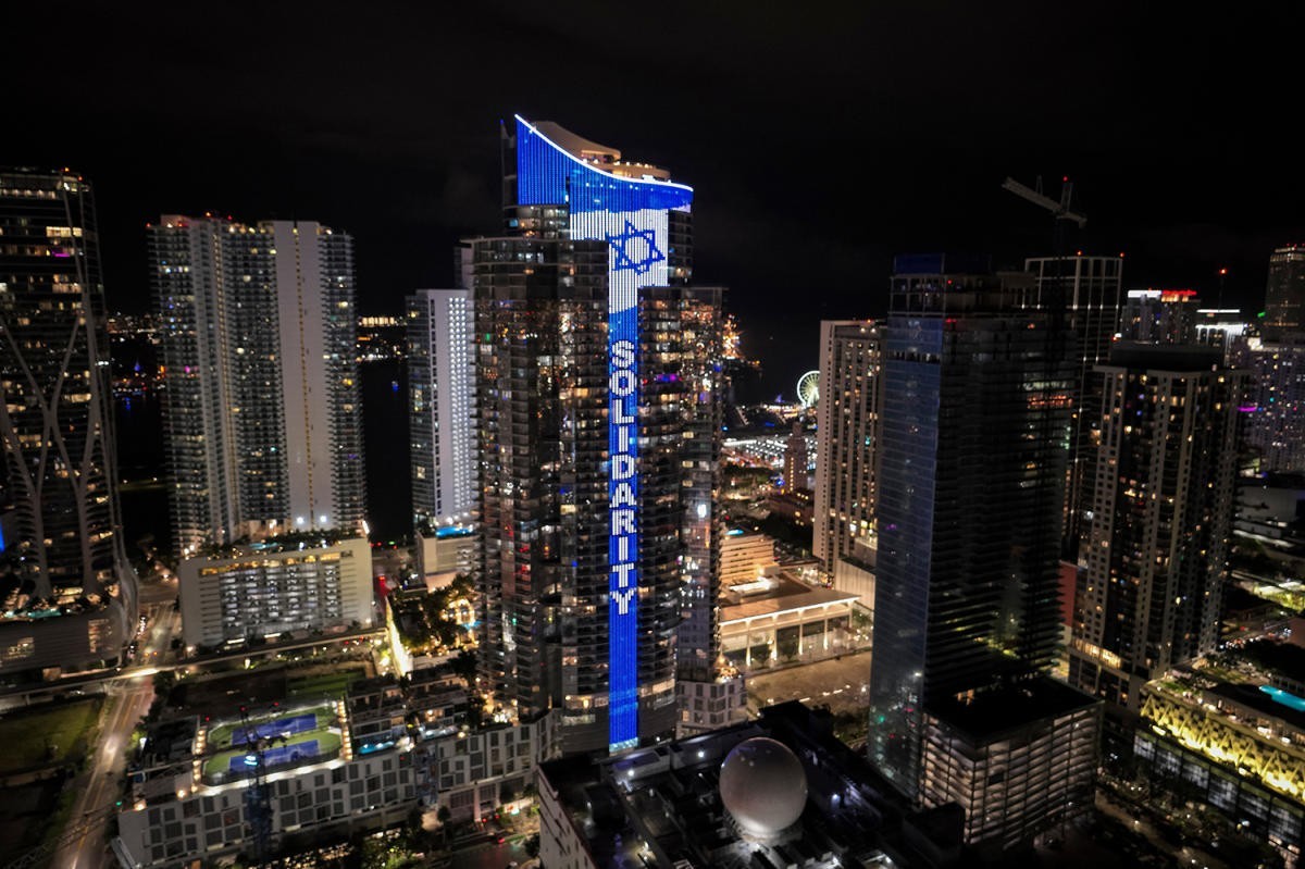 Le mot «solidarité» a illuminé le gratte-ciel de 60 étages du Paramount Miami Worldcenter dans le centre de Miami, lundi 9 octobre 2023.