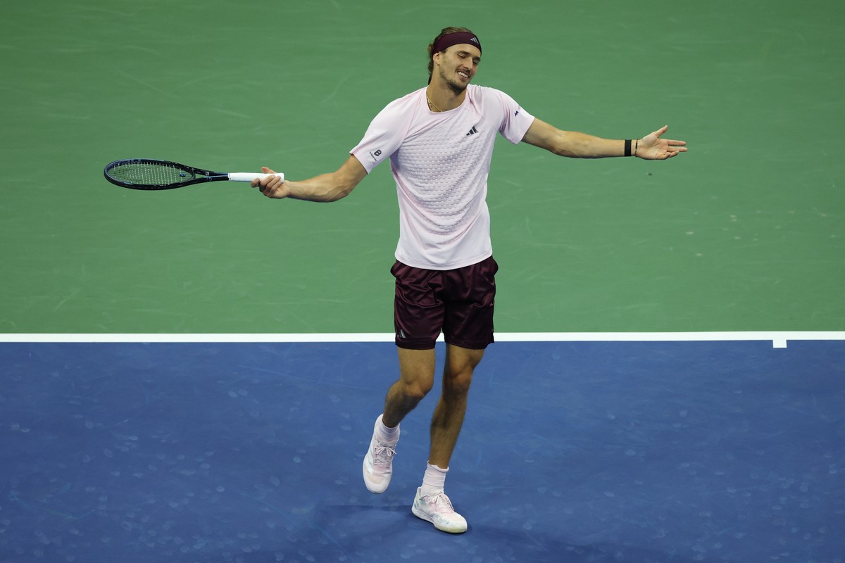 epa13227417 Alexander Zverev of Germany in action against Botic van de Zandschulp of the Netherlands in their men's singles quarter-final match at the US Open Tennis Championships at the USTA Bil ...