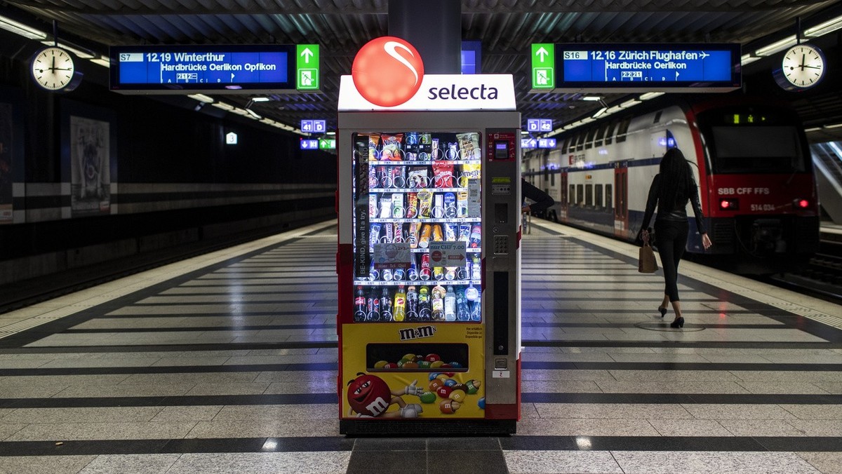 Ein Selecta-Automat im Hauptbahnhof Zuerich verkauft Schutzmasken und Desinfektionsmittel, aufgenommen am Montag, 11. Mai 2020. (KEYSTONE/Alexandra Wey)