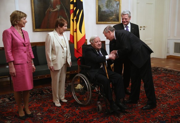 Helmut Schmidt (im Rollstuhl) begrüsst den ehemaligen Bundespräsidenten Horst Köhler. 