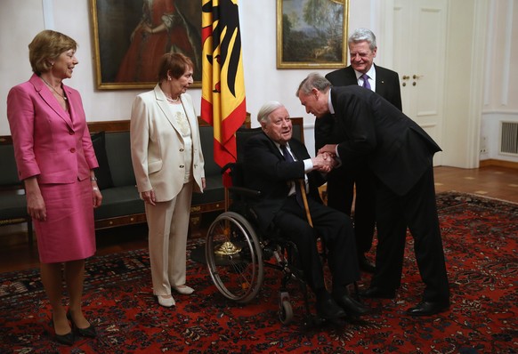 Helmut Schmidt (im Rollstuhl) begrüsst den ehemaligen Bundespräsidenten Horst Köhler.&nbsp;