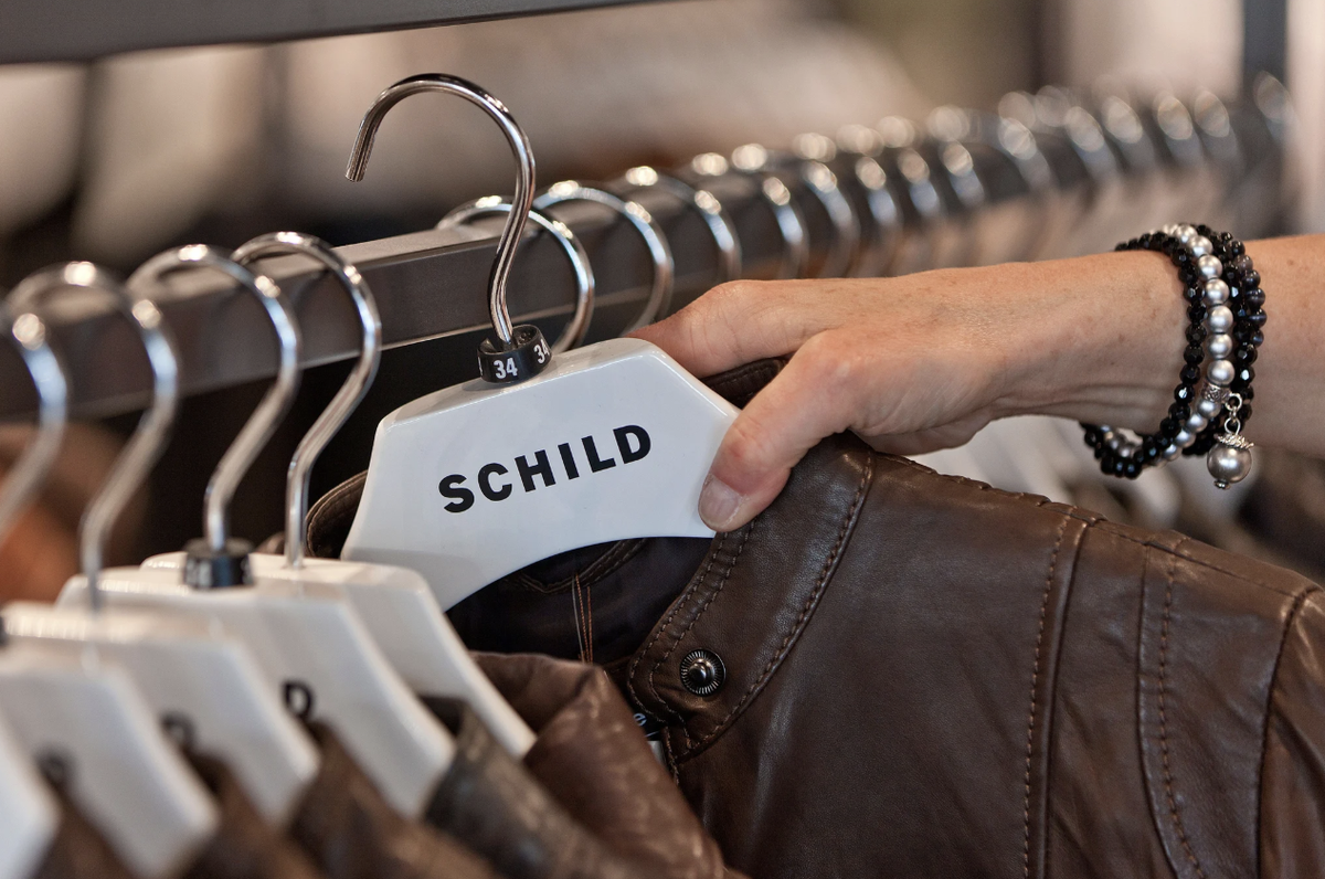 Einst eine Institution im Schweizer Modehandel, heute Vergangenheit: Schild.