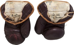 388'375 Dollar hat ein anonymer Sammler für Muhammad Alis Boxhandschuhe von 1971 auf den Tisch geblättert.
