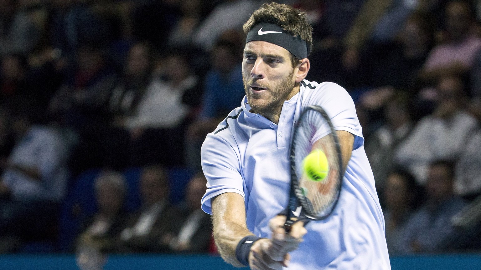 epa06294896 Argentina&#039;s Juan Martin Del Potro in action against Croatia&#039;s Marin Cilic during their semifinal match at the Swiss Indoors tennis tournament at the St. Jakobshalle in Basel, Swi ...