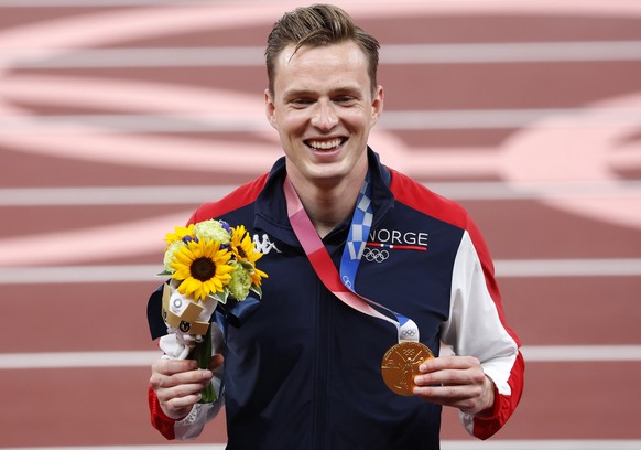 epa09391096 Gold medalist Karsten Warholm of Norway poses on the podium during the Medal ceremony after the Men&#039;s 400m Hurdles final during the Athletics events of the Tokyo 2020 Olympic Games at ...