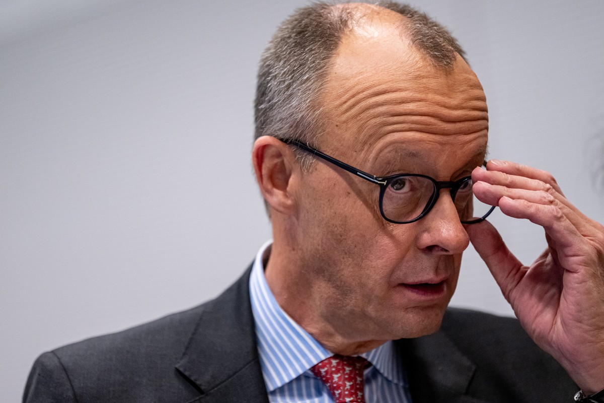 08.11.2024, Berlin: Friedrich Merz, CDU-Bundesvorsitzender und Unions-Fraktionsvorsitzender, kommt zu einer Sondersitzung der CDU/CSU-Bundestagsfraktion. Foto: Christoph Soeder/dpa +++ dpa-Bildfunk ++ ...