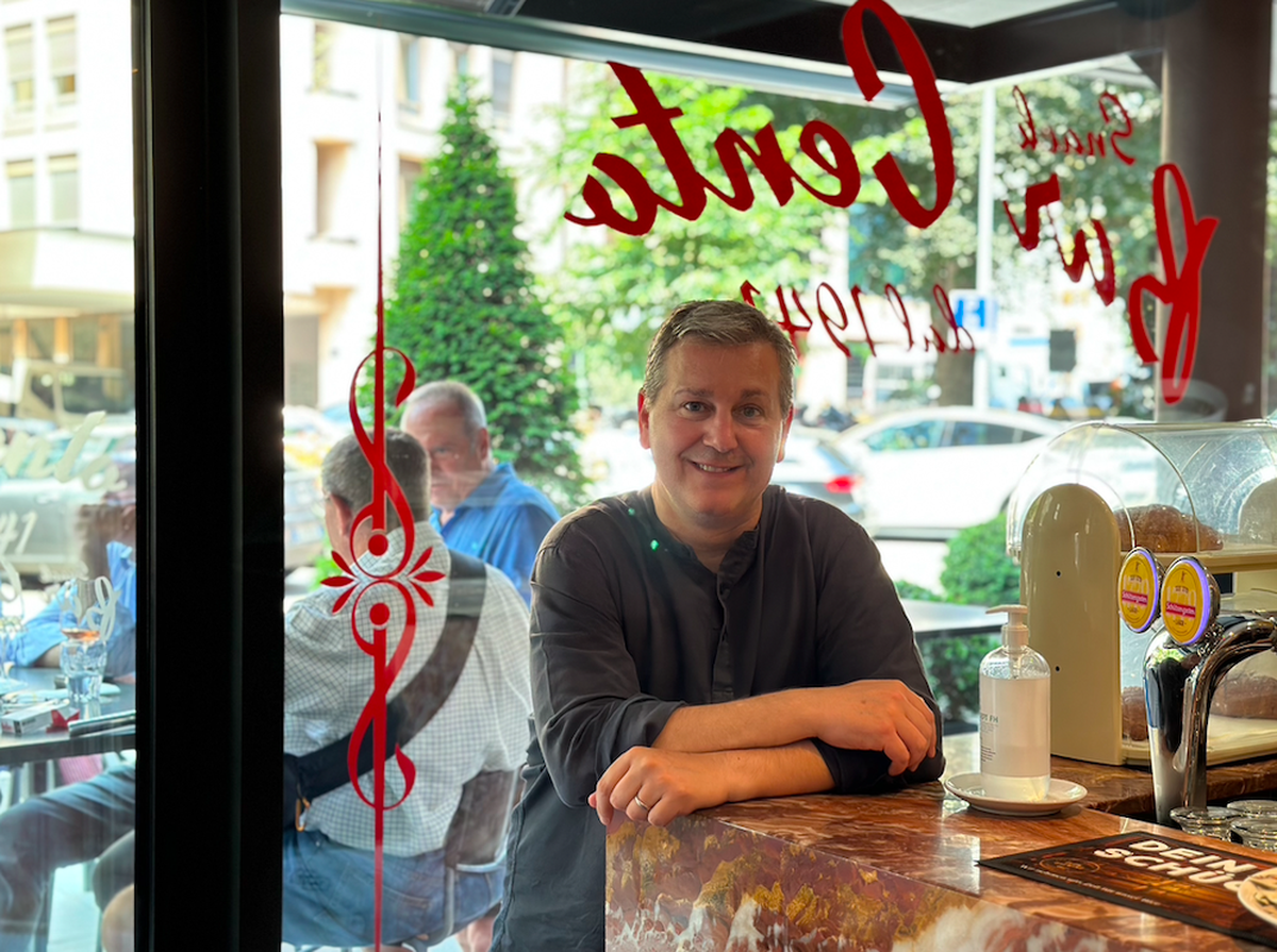 SVP-Präsident und Tessiner Ständerat Marco Chiesa vor einem Bistro in Lugano, wo er watson für das grosse Wahljahr-Interview trifft. Aufgenommen am 11. Juli 2023.