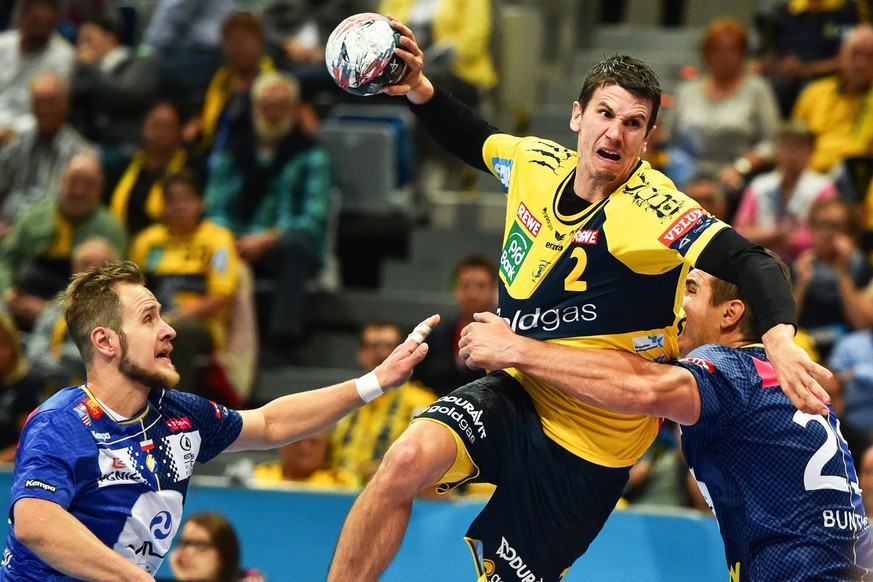 epa04957685 Andy Schmid (C) of Rhein-Neckar Loewen in action against Kielce players Uros Zorman (L) and Denis Buntic (R) during the EHF Champions League handball match between Rhein-Neckar Loewen and  ...