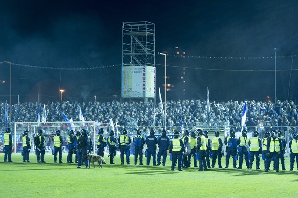 Die Lichter des Stadion Bruegglifeld gingen vor dem Spiel aus, um die Sicherheit zu gewaehren stehen unzaehlige Polizisten und Sicherheistleute auf dem Spielfeld beim Challenge League Meisterschaftssp ...