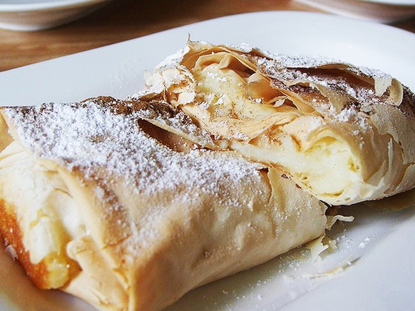 https://commons.wikimedia.org/wiki/File:Bougatsa.png bougatsa griechischer dessert