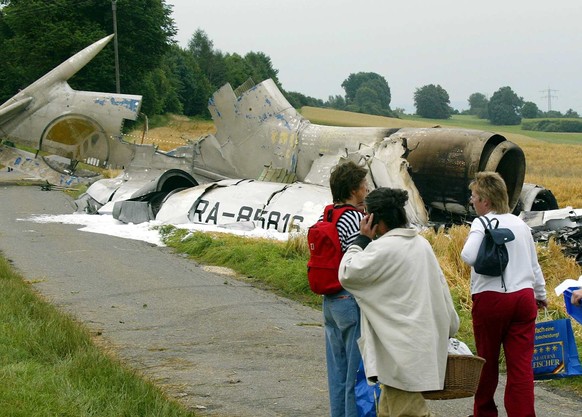 ZUM 15. JAHRESTAG DER FLUGZEUGKATASTROPHE VON UEBERLINGEN AM SAMSTAG, 1. JULI 2017, STELLEN WIR IHNEN FOLGENDES BILDMATERIAL ZUR VERFUEGUNG Passers-by view the tail section of the crashed Tupolev pa ...