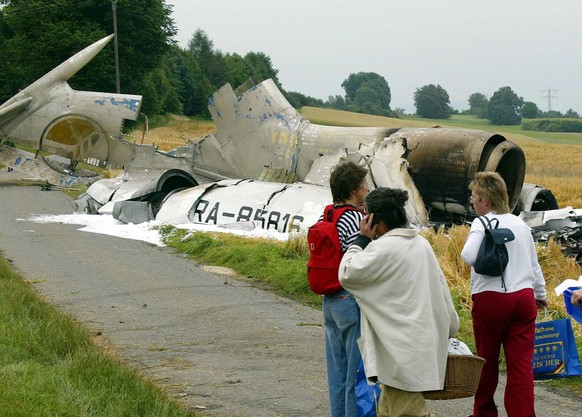 ZUM 15. JAHRESTAG DER FLUGZEUGKATASTROPHE VON UEBERLINGEN AM SAMSTAG, 1. JULI 2017, STELLEN WIR IHNEN FOLGENDES BILDMATERIAL ZUR VERFUEGUNG  Passers-by view the tail section of the crashed Tupolev pa ...