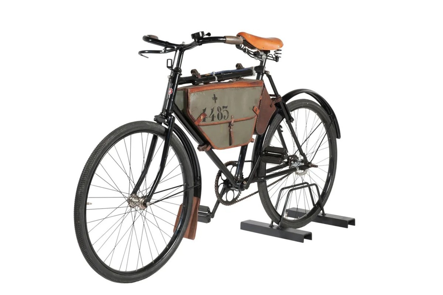 Ordonnanzrad 05 der Firma Schwalbe (Produktion 1906 bis 1951) mit Rahmentasche. Das Gesamtgewicht inkl. Zubehör beträgt 22,5 Kilogramm.
https://www.historic.admin.ch/media/image/16e2ad28-13b6-4b7d-a98 ...