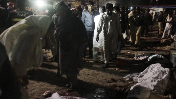 Der Attentäter hatte sich in der Nähe einer Kinderschaukel in der Millionen-Stadt Lahore in die Luft gesprengt.<br data-editable="remove">
