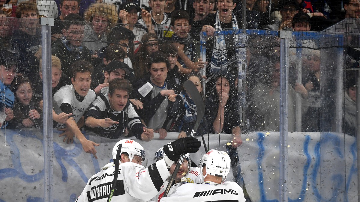 Lugano's players celebrate the 1-2 goal, during the preliminary round game of National League A (NLA) Swiss Championship 2021/22 between HC Ambri Piotta against HC Lugano at the Gottardo Arena in ...