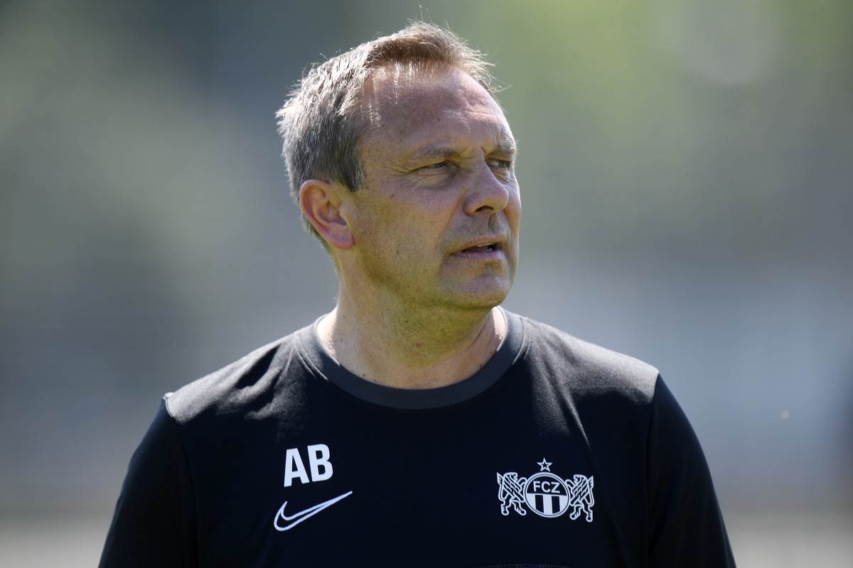 FCZ Trainer Andre Breitenreiter beim Training mit dem FC Zuerich zum Saisonauftakt auf der Allmend in Zuerich am Mittwoch, 16. Juni 2021. (KEYSTONE/Walter Bieri)