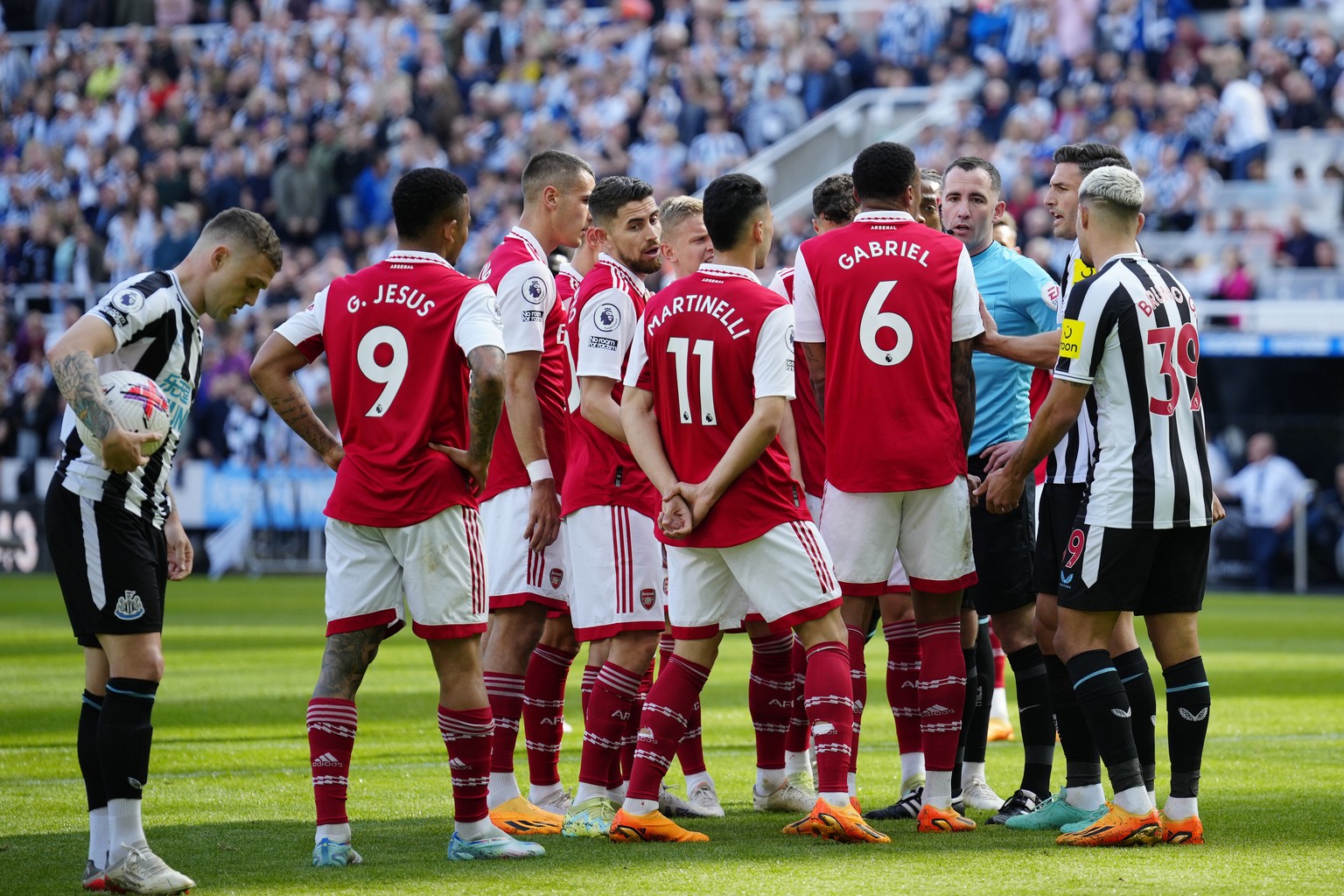 Arsenal and Newcastle players surround the referee during a penalty incident that finally was not given during an English Premier League soccer match between Newcastle and Arsenal at St James&#039; Pa ...